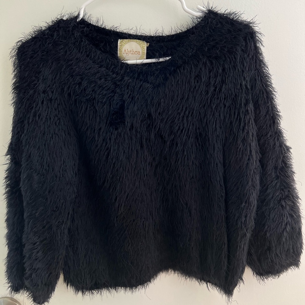 ALYTHEA CROPPED FUZZY SWEATER SIZE L